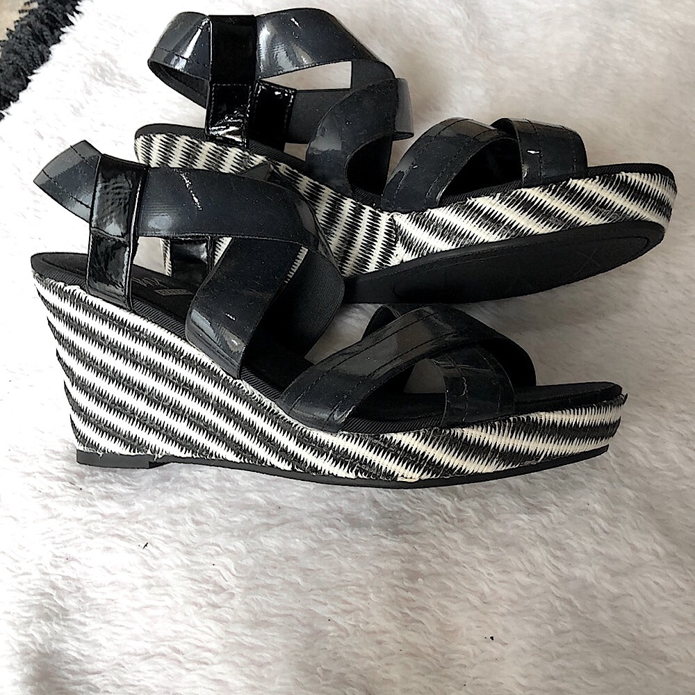 SZ 8 IMPO NWOT Wedge Sandals Black and White